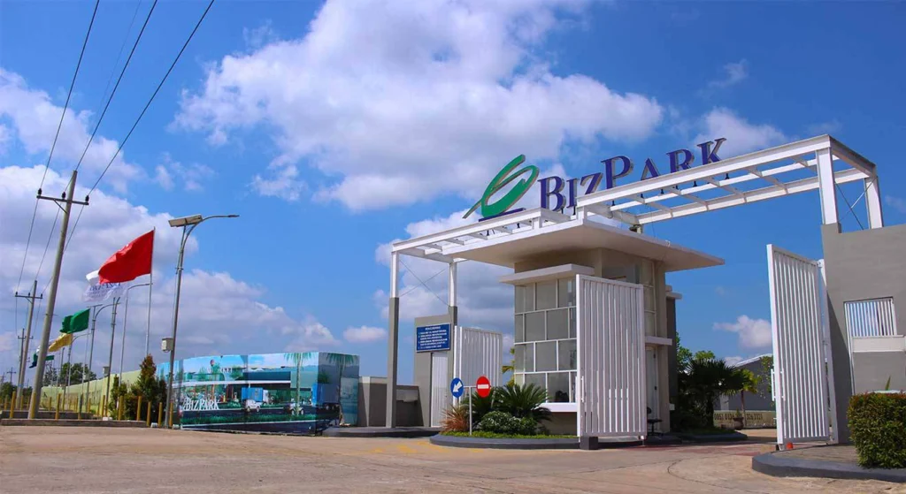Gerbang utama Bizpark Banjarmasin Commercial Estate, kawasan bisnis modern di Banjarmasin dengan langit biru cerah dan arsitektur gerbang megah.